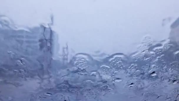 Дождь Врезался Окно Автомобиля Размытом Фоне Природы — стоковое видео