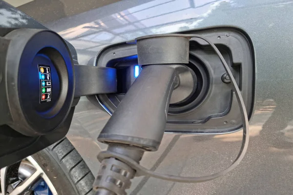 電気エネルギー充電池 技術の背景とEv車の充電 — ストック写真