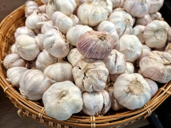 Sağlıklı yemek geçmişi olan taze sarımsak.