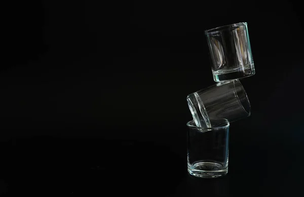 Drei Transparente Gläser Auf Schwarzem Hintergrund Balance Konzept Mit Kopierraum — Stockfoto
