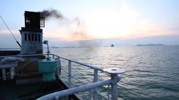 Feribotlardaki Siyah Bacalardan Yolcu Gemilerinden Duman Çıkıyor — Stok video