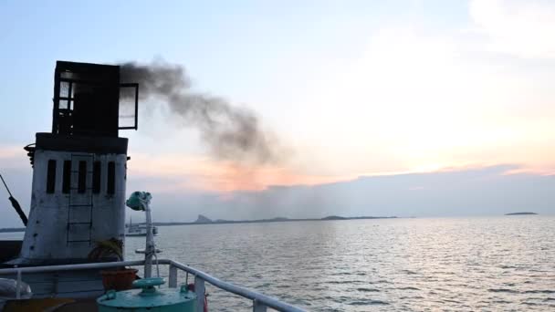 Dym Czarnych Kominów Pokładzie Promów Lub Statków Wycieczkowych — Wideo stockowe