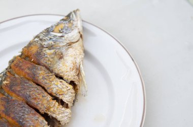 Çeşitli önemli durumlarda metin için kopyalama alanı üzerinde beyaz tabakta kızarmış balık