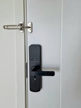 Ahşap kapıya elektronik kilit Teknoloji arka planında