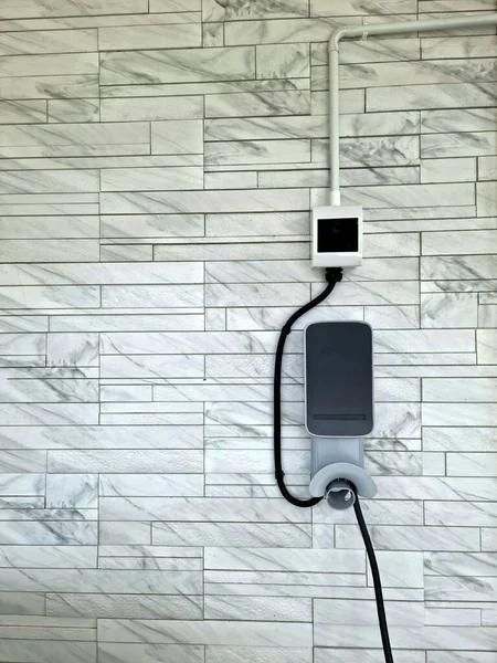 Зарядное Устройство Фоне Кирпичной Стены Технологический Фон — стоковое фото