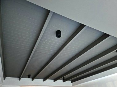 Arkaplan resmi / dokusu olarak karışık beton içeren sağlam ahşap çatı yapısı bölümü.