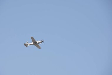 Stratejik savaş jeti mavi gökyüzü arka planında teknolojinin arkasında