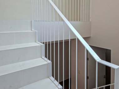 Eski evin beyaz ahşap merdiven iskeleti soyut arkaplan