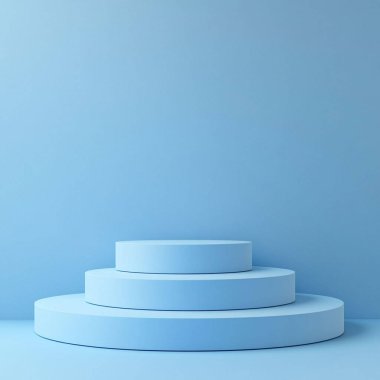 Üç katmanlı açık mavi podyum katı renk arka planda.