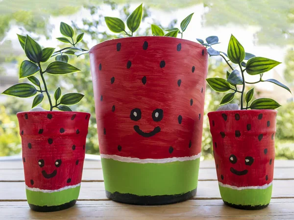 Drei Wassermelonen Bemalte Pflanztöpfe Mit Lustigen Gesichtern Auf Dem Gartentisch Stockbild