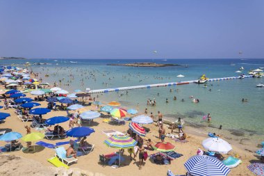 Protaras, Paralimni, Kıbrıs, 26 Ağustos 2023: Fig Tree Körfezi plajının panoramik manzarası 