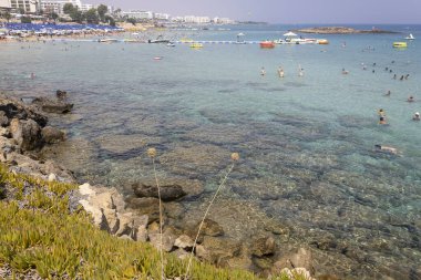 Kıbrıs Rum Kesimi, Protaras 'taki İncir Ağacı Koyu plajında kristal şeffaf deniz suyu 