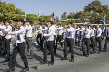 Limasol, Kıbrıs, 28 Ekim 2023: Başpiskopos Makarios III. Bulvar boyunca yürüme ve bağırma töreninde üniformalı lise öğrencileri
