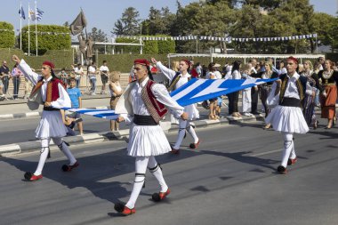 Limasol, Kıbrıs, 28 Ekim 2023: Evzone üniformalı dört genç Ohi Günü geçit töreninde Yunan bayrağı taşıyor 