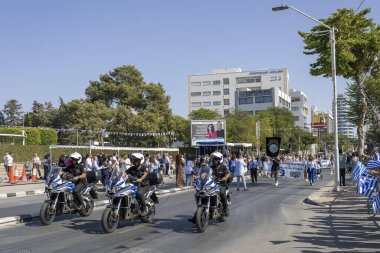 Limasol, Kıbrıs, 28 Ekim 2023: Ohi Günü Başpiskopos Makarios III. Bulvarı boyunca polis motosikletçileri eşliğinde geçit töreni 