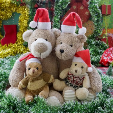 Oyuncak ayı aile Noel portresi (ebeveynler ve iki çocuk Noel Baba şapkası takıyor))  
