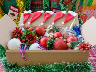 Çizgi film kutusu Noel süslemeleriyle dolu.