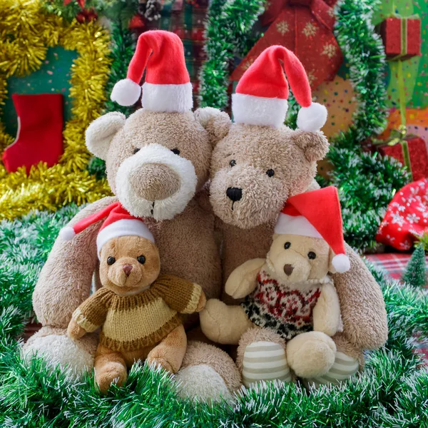 Oyuncak ayı aile Noel portresi (ebeveynler ve iki çocuk Noel Baba şapkası takıyor))  