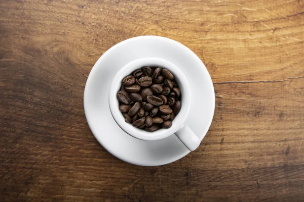 Tahta bir fincanda kahve çekirdekleri.. 