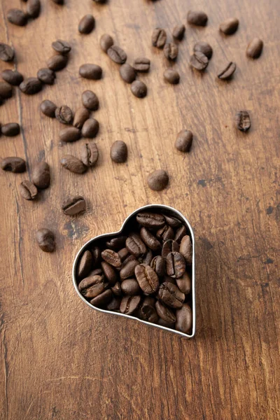 kalp şeklinde kahve çekirdekleri bir kutuda