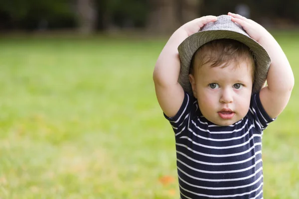 oynarken sevimli küçük çocuk