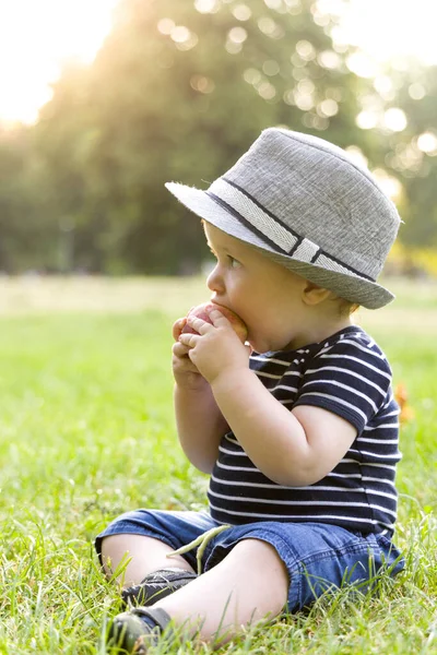Mały Chłopiec Siedzi Trawie — Zdjęcie stockowe