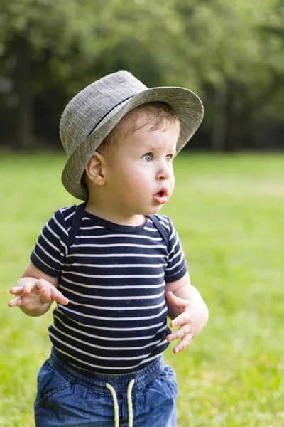 küçük çocuk yaz Park