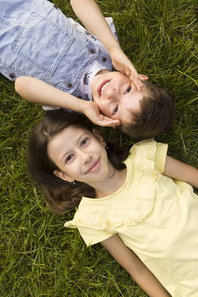 Szczęśliwe Dzieci Leżąc Trawie — Zdjęcie stockowe