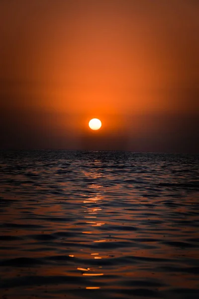 Wibrujący Zachód Słońca Schodzący Horyzoncie Morze Złotych Kolorach Małe Fale — Zdjęcie stockowe