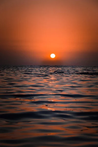 Denizin Üzerinde Gün Doğumu Bulutsuz Açık Gökyüzü Altın Saat — Stok fotoğraf