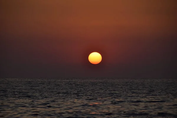 Pôr Sol Vibrante Descendo Horizonte Mar Cores Douradas Pequenas Ondas — Fotografia de Stock