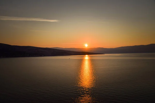 Lebendiger Sonnenuntergang Horizont Meer Goldenen Farben Kleine Wellen Die Sanft — Stockfoto