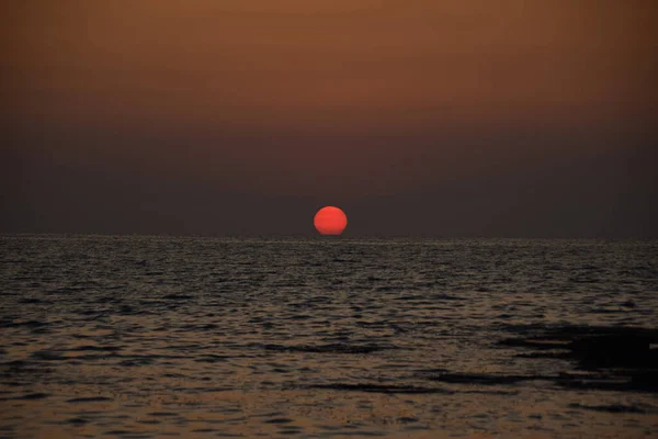 Vibrant Sunset Descending Horizon Sea Golden Colors Small Waves Gently — Photo