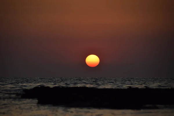 Vibrant Sunset Descending Horizon Sea Golden Colors Small Waves Gently — Foto de Stock