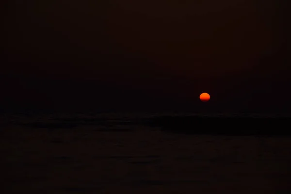 Восход Солнца Над Морем Чистое Небо Облаков Золотой Час — стоковое фото