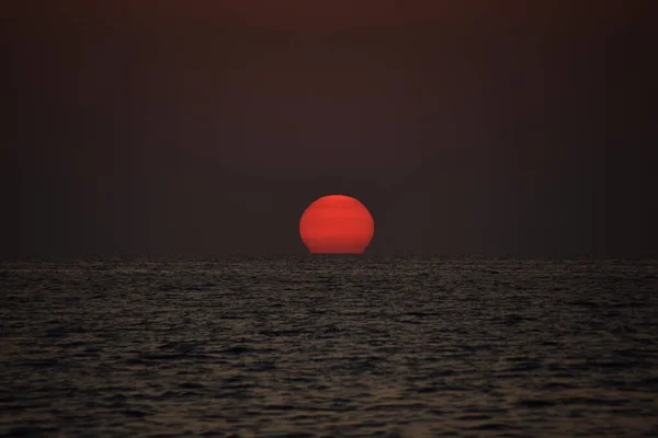 Ζωντανό Ηλιοβασίλεμα Που Κατεβαίνει Στον Ορίζοντα Θάλασσα Χρυσαφί Χρώματα Μικρά — Φωτογραφία Αρχείου