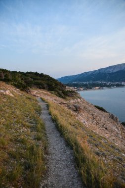 Hırvatistan 'ın Krk adası yakınlarındaki Krk adasının Idyllic kıyı şeridi