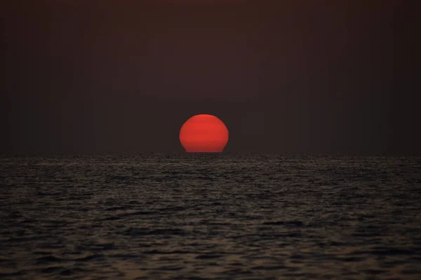 Ζωντανό Ηλιοβασίλεμα Που Κατεβαίνει Στον Ορίζοντα Θάλασσα Χρυσαφί Χρώματα Μικρά — Φωτογραφία Αρχείου