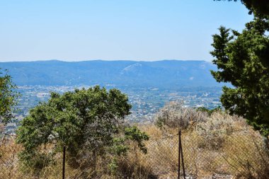 Güneşli açık bir yaz gününde panorama manzarası. Rodos Adasının Panoraması.