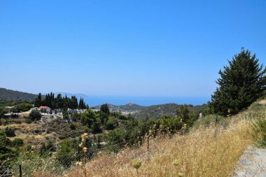 Güneşli açık bir yaz gününde deniz manzarası. Rodos Adasının Panoraması.