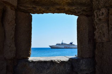 Kalenin penceresinden kayıkla birlikte okyanusa bak. Rodos adasına yaz gezisi