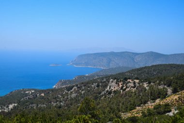 Güneşli açık bir yaz gününde deniz manzarası. Rodos Adasının Panoraması.