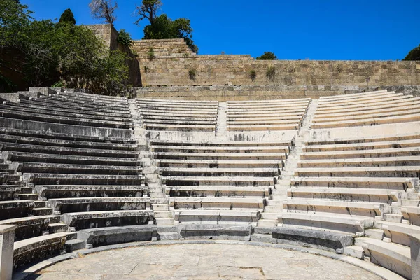 Rodos adasında eski bir stadyum. Eskiler yaz günü bulur, tatil yapar