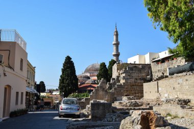 Rodos adasındaki antik bir kale. Tatilde güzel bir yaz günü