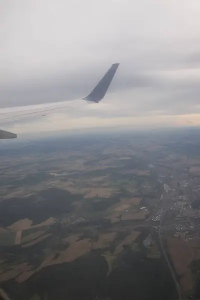 Widok Okna Samolotu Kierunku Wakacji Nowych Doświadczeń — Zdjęcie stockowe