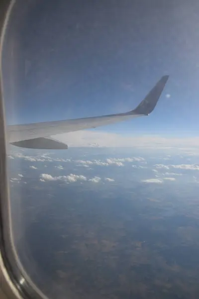 Vista Desde Ventana Del Avión Hacia Unas Vacaciones Nuevas Experiencias — Foto de Stock