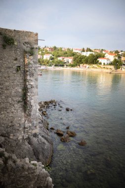 Dalgaları ve kumlu kumsalı olan güzel, dalgalı bir deniz. Yunanistan 'da güzel bir gün