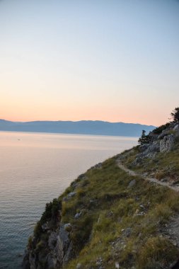 Hırvatistan 'ın Krk adası Baska kasabası yakınlarındaki Krk adasının Idyllic kayalık kıyıları