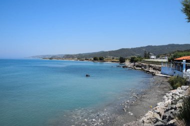 Güneşli açık bir yaz gününde deniz manzarası. Rodos Adasının Panoraması.