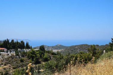 Güneşli açık bir yaz gününde panorama manzarası. Rodos Adasının Panoraması.